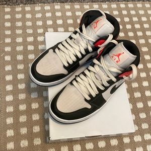 Womens Air Jordan 1 Mid Se.  Lt orewood brown and newsprint color